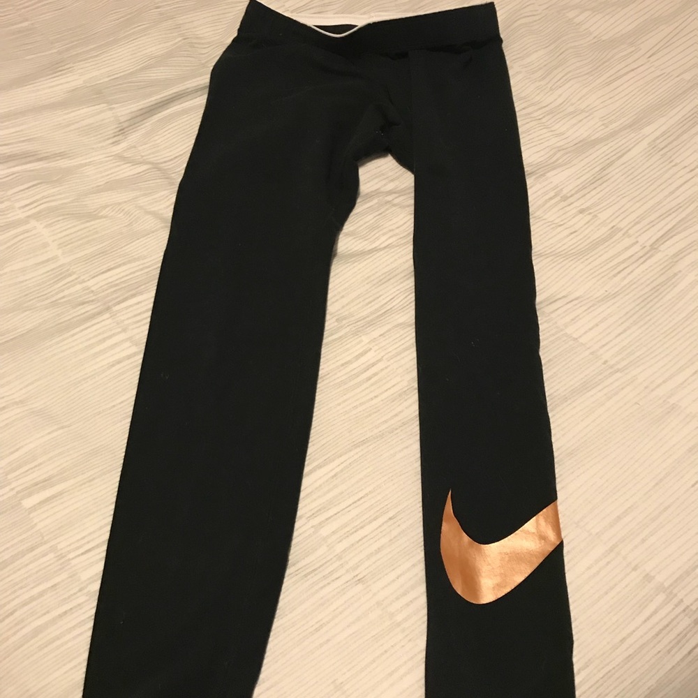 Balk Nike legging with gold swish on one leg